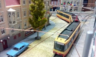 Straßenszene mit Oberleitung im Stadtbereich Herstal